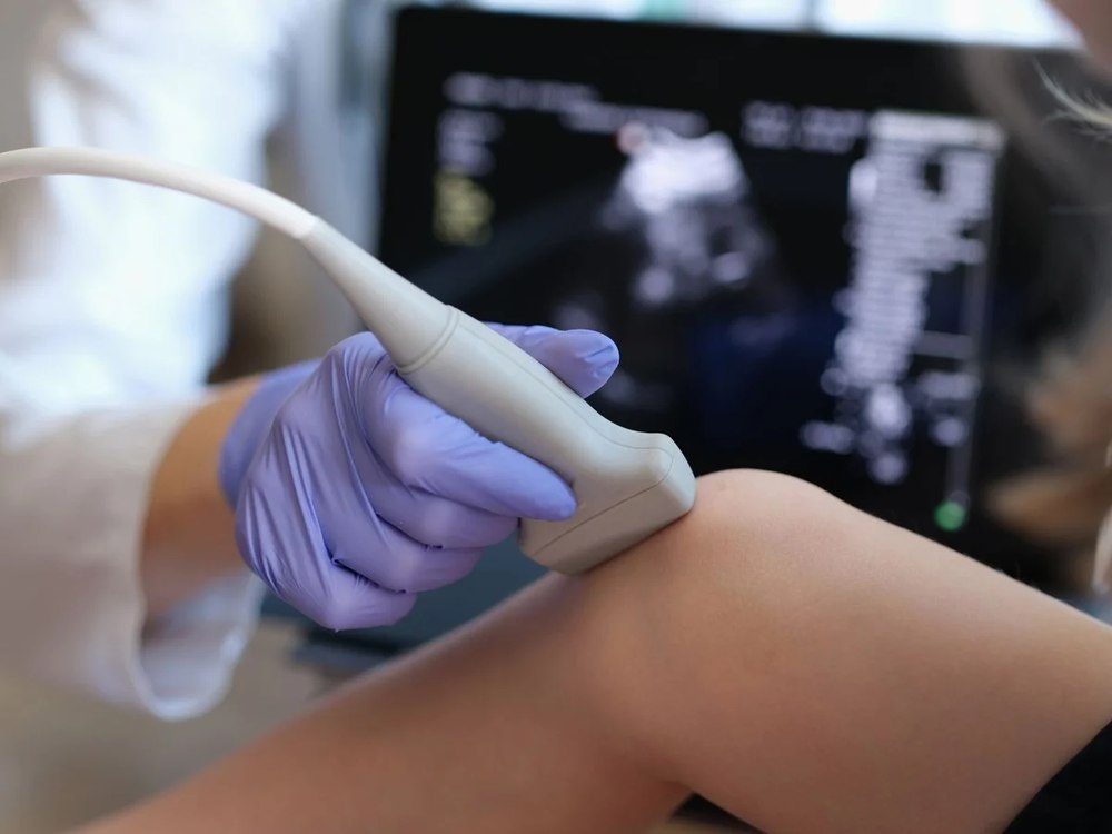 Diagnostisk ultralyd av kne hos Stavros Litsos